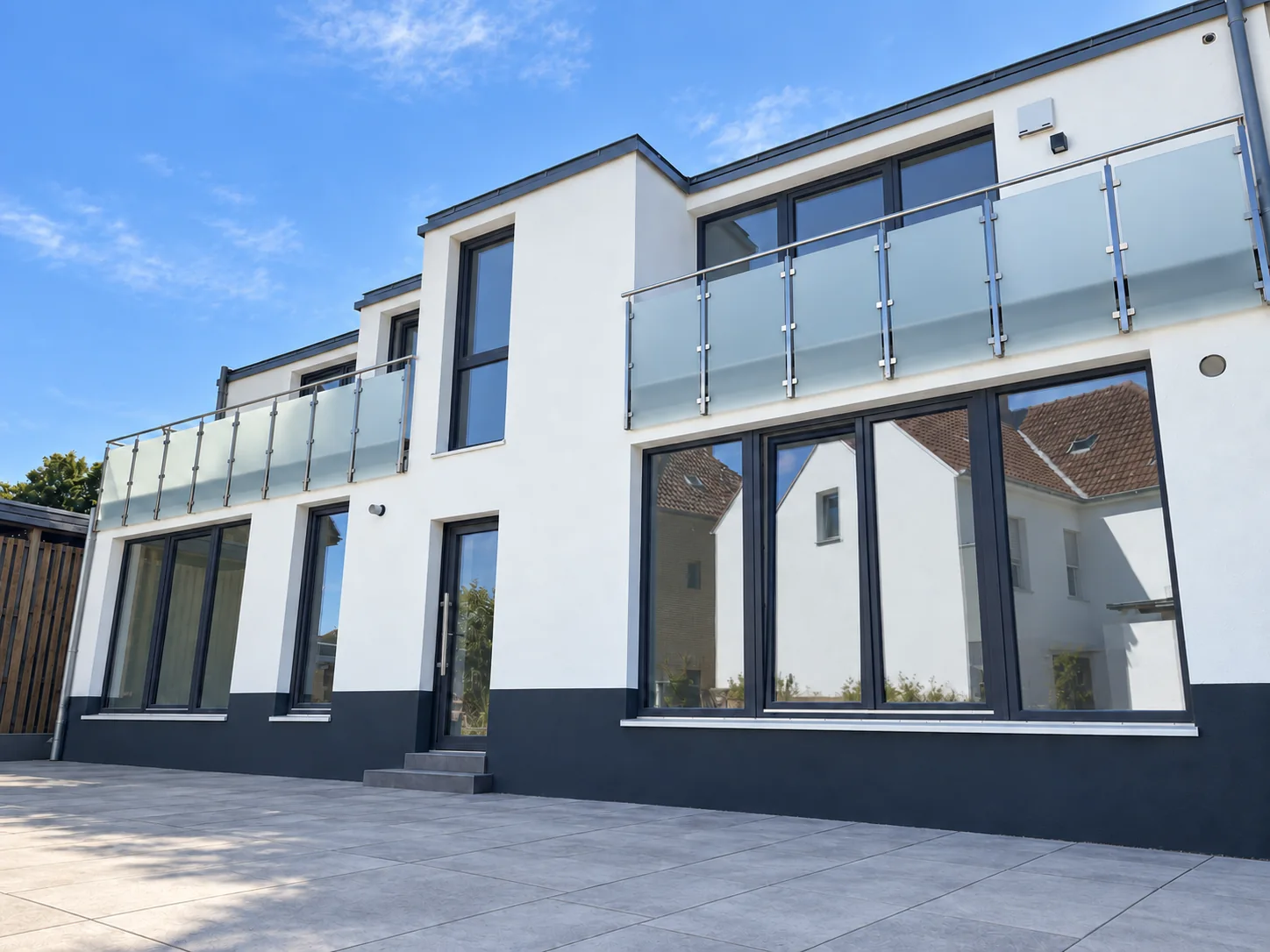 Neubau mit großformatigen, bodentiefen Fensterelementen in Osnabrück