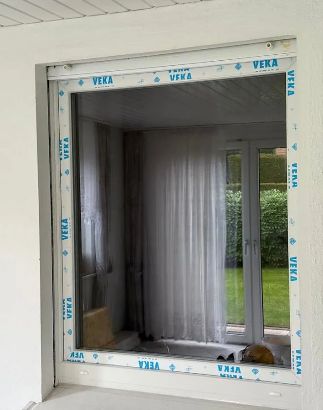 Neues weißes Fenster mit VEKA-Schutzfolie in Melle