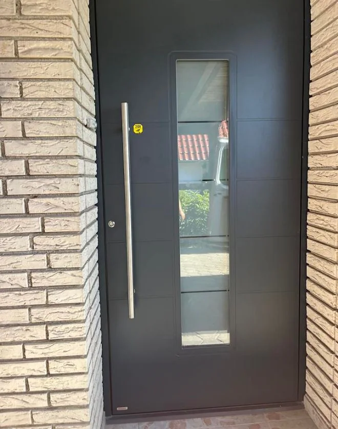 Anthrazitfarbene Haustür mit Glaseinsatz und Edelstahlgriff