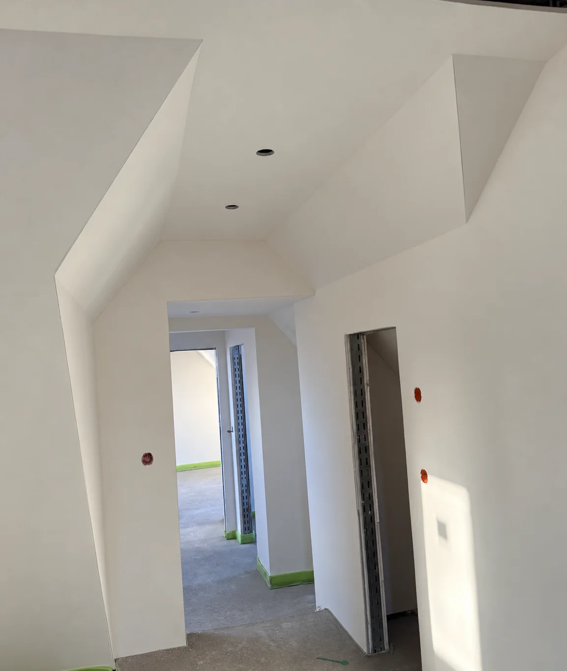 Innenausbau eines Flurs mit sichtbaren Installationen